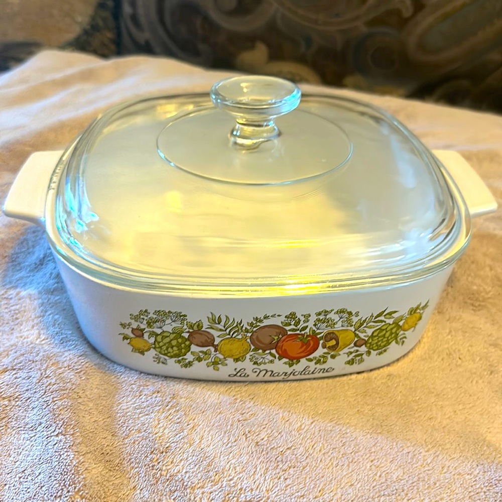 Corningware casserole dish with a glass lid